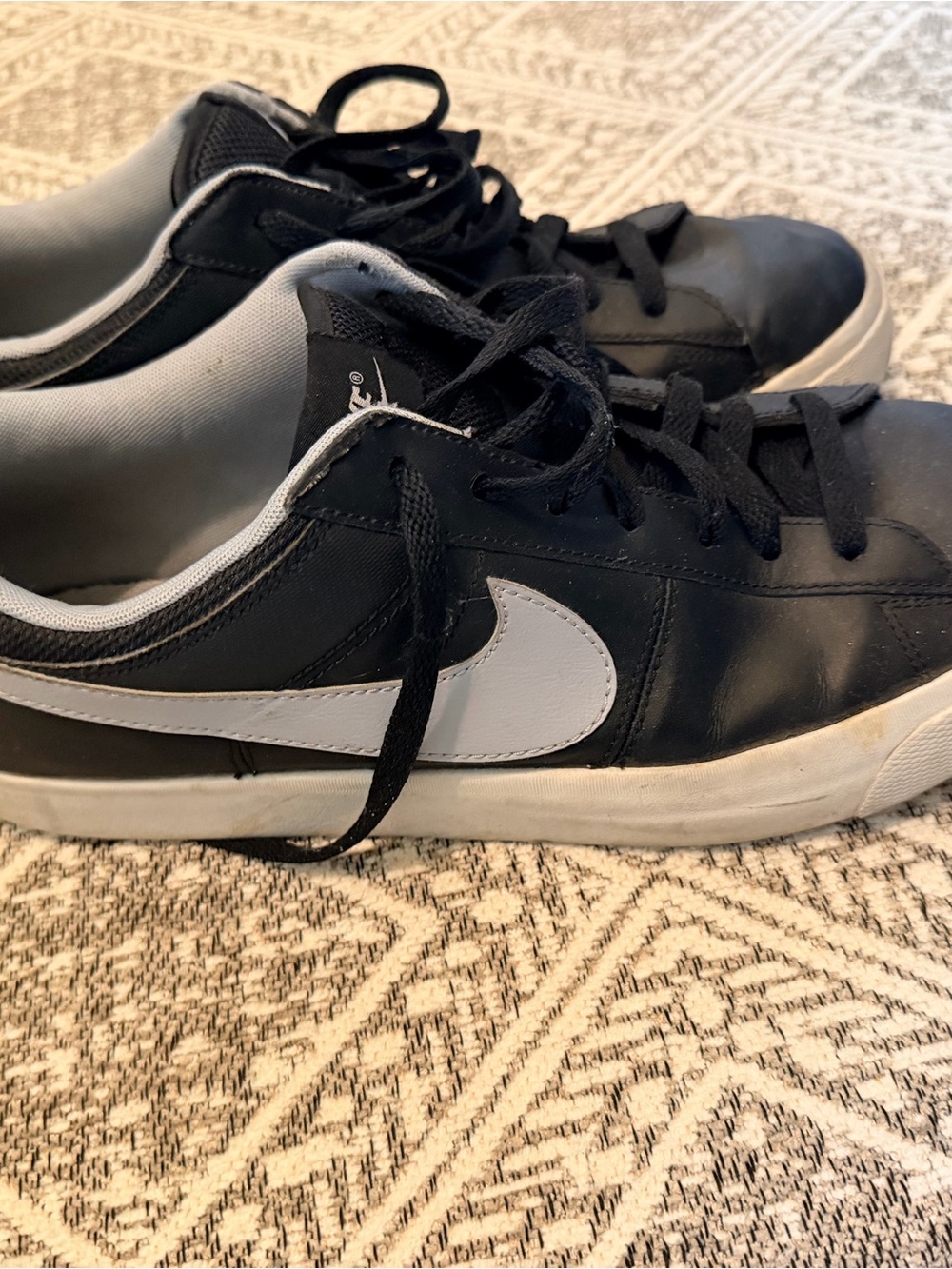 Nike Men’s Black and White Low-Top Swoosh Sneakers size 11